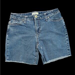 JEANSTAR PREMIUM DENIM, WOMENS SHORTS. SIZE 10
•15 1/2”-waist
•6 1/2”-inseam